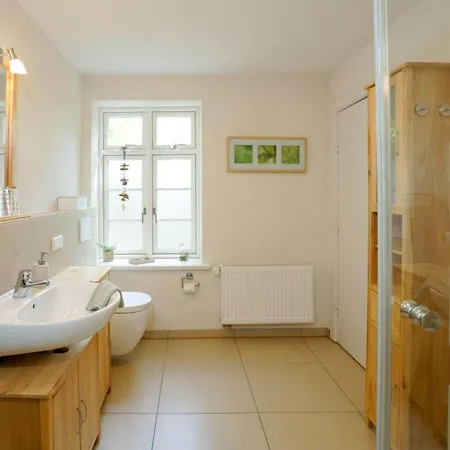 With 2 Bedrooms * Uelvesbull